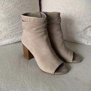 Peep Toe Slouch Chunky Stacked Block Heel Ankle Bootie (Tan/Taupe, 8.5M US)